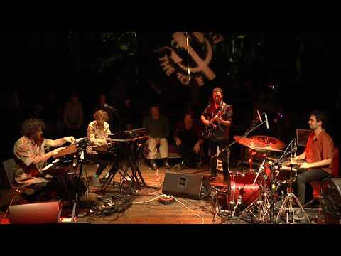 Apifera במועדון האזור -    Énék Hamaguro + Notre Damn