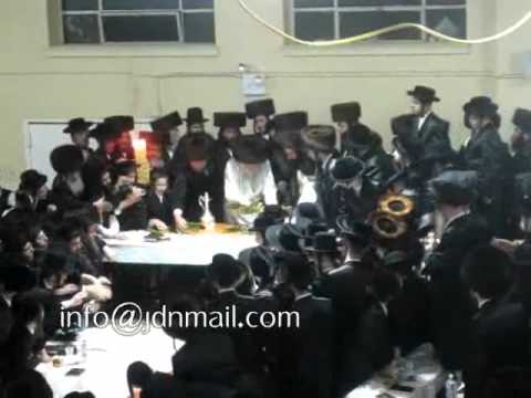 Toldos Aharon Rebbe making havdalah in Boro Park Parshas Vayera 5771