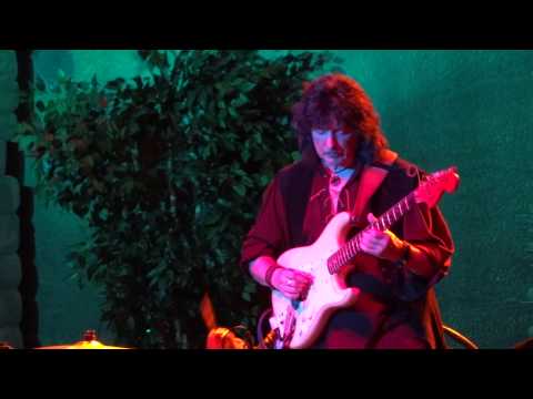 Blackmore's Night - The Moon Is Shining (Somewhere Over the Sea part 2)