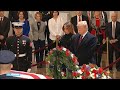 Donald en Melania Trump brengen oud-president Bush laatste groet - RTL NIEUWS