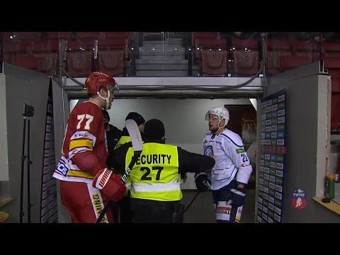 Zakrvavený Bajtek putoval po zákroku na Krajča do šatne, ten naďalej pokračoval v zápase.