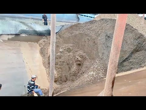 Barge unloading 3000 tons of phosphate ore and river sand December 2 - Vlog of work on the barge