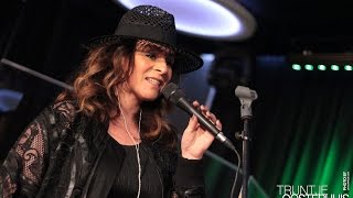 Trijntje Oosterhuis - Walk Along | Live bij Evers Staat Op