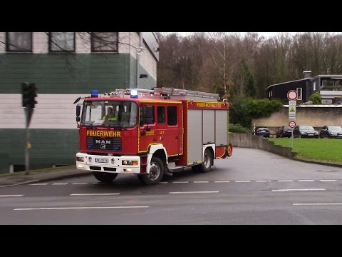 LF FF Wülfrath mit Pressluft über den Hof