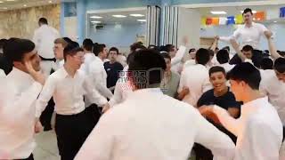 ריקודי השמחה ב"מחנה בני תורה" תשפ"ה, לצלילי השיר החדש "יעננו" של איציק ויינגרטן (מורשת מרן) - התמונה מוצגת ישירות מתוך אתר האינטרנט יוטיוב. זכויות היוצרים בתמונה שייכות ליוצרה. קישור קרדיט למקור התוכן נמצא בתוך דף הסרטון