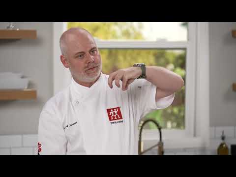 Aprenda habilidades básicas com facas de cozinha: como usar uma faca de chef | ZWILLING