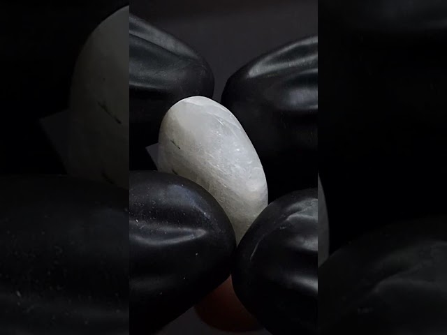 حجر القمر أبيض مع توهج أزرق طبيعي