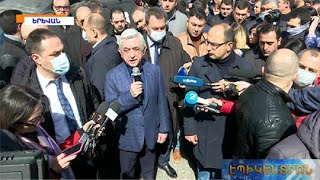 «Ես քաղաքական խրամատը չեմ լքելու». Սերժ Սարգսյանը ելույթ ունեցավ դատարանի բակում