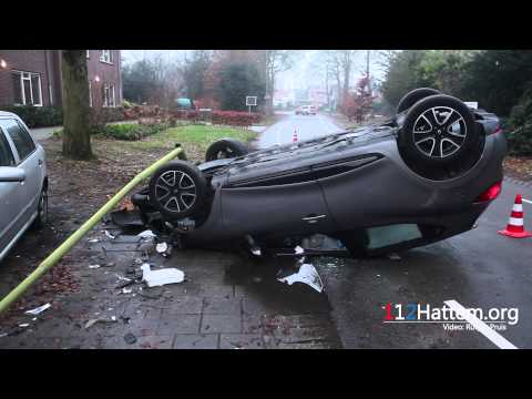 Auto over de kop op de Oenerweg in Epe; inzettenden gevlucht - ©112Hattem.org