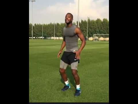 Sexy Patrice Evra showing his amazing dance moves on the pitch. A MUST SEE #Africa #Dance #Mandingo