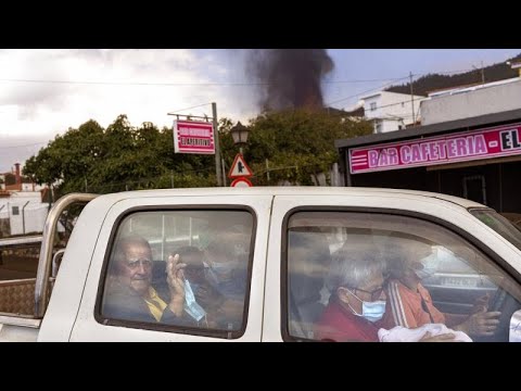 Evacuaciones urgentes tras abrirse dos nuevas bocas en el volcán de La Palma