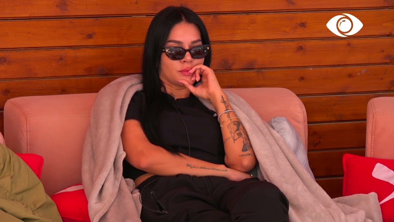 Efi në oborr, Luizi shkon pranë saj por nuk i flet