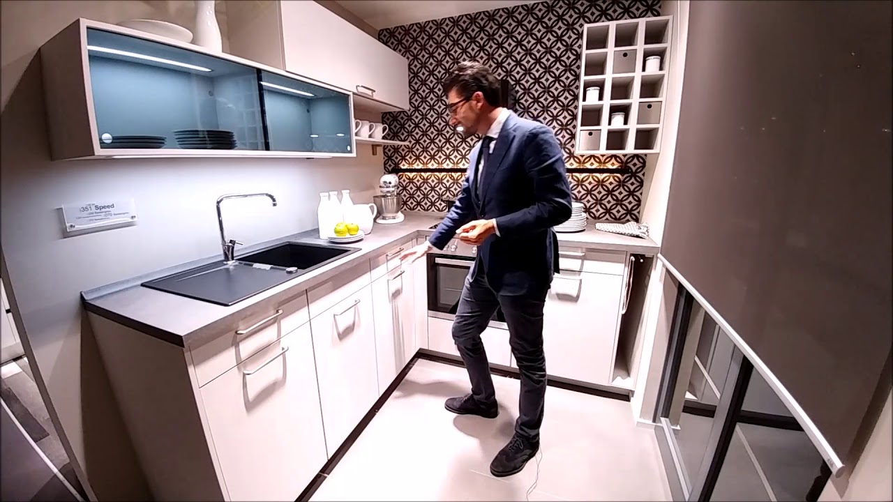 Watch Now 7 modi per sfruttare l'angolo in cucina (il 7° ti sorprenderà!) 7 modi per sfruttare l'angolo in cucina (il 7° ti sorprenderà!)