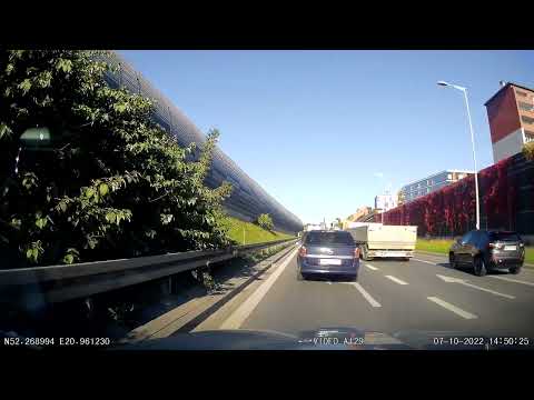 Kierowca Renault chamsko omija korek przy zjeździe na trasę S7 S8