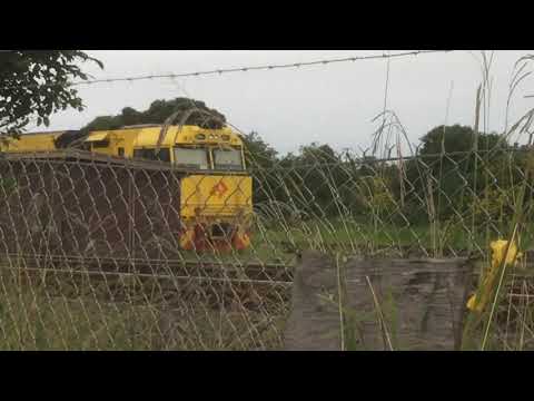 Michaels Trains Vlogs - AURIZON TRAIN AT UNANDERRA Please read desc it has info
