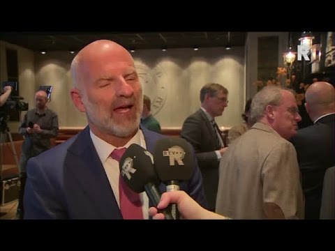Wethouder Ronald Schneider in gesprek met Dennis van Eersel