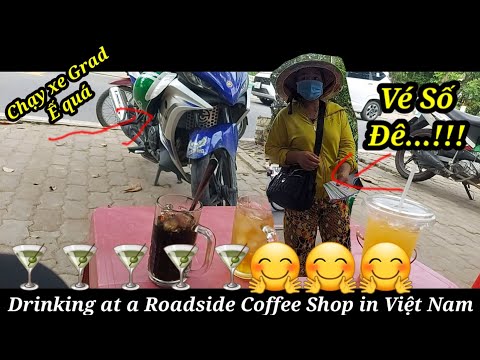 Café Ngòi uốn Bebendo em uma cafeteria à beira da estrada no Vietnã.