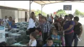 preview picture of video 'Entregan mesabancos a escuela de Poblado Miguel Alemán'