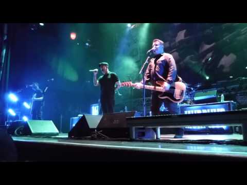 Videoclip de Upstarts & Broken Hearts (Live) — Dropkick Murphys
