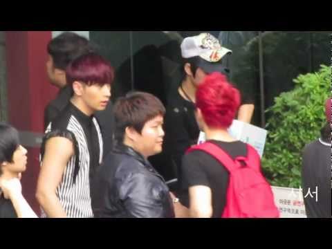 [FANCAM] 110626 SBS BUILDING 'High Five' (Chansung focused)