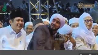 Download lagu Habib syech tidak berhenti tertawa karena lucu nya guru udin Samarinda mp3