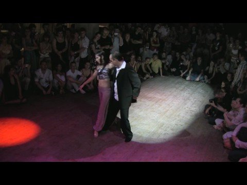  Cecilia Berra  and  Horacio Godoy  are  dancing  to  the  tango  "  El Loco  "