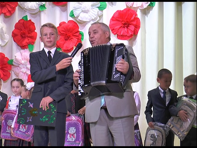 Г.Кариев исемендәге Казан Татар дәүләт яшь тамашачы театры директоры Мансур Ярмиев "Карт" җырын башкара