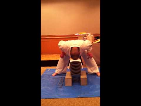 極真空手  杉村道場  『瓦割 10枚』  忘年会にて