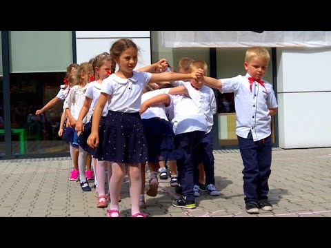 Przedszkolaki tańczą poloneza