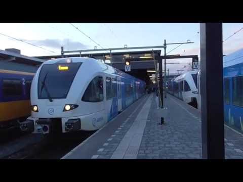 Lachende Arriva Vechtdallijn GTW vertrekt van station Zwolle