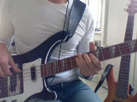 L02 E7 funky bass riff with chord