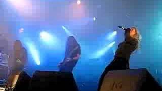 Arch Enemy-I am Legend/Out for Blood-LIVE close-up to stage.