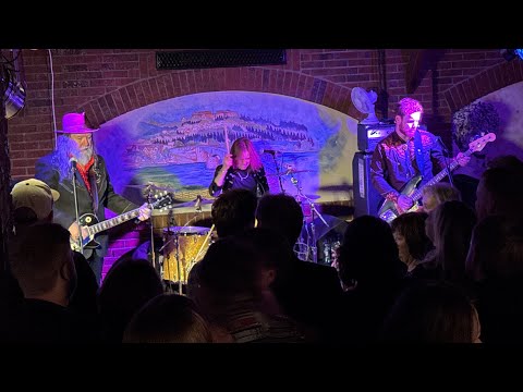 Young Fogertys - Up Around The Bend - Håvard from Kvelertak on vocals