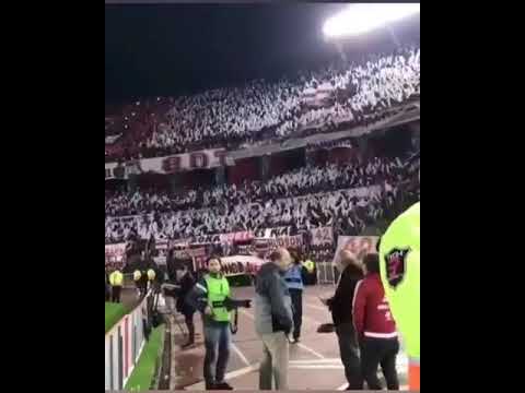 "Ahi viene la hinchada CARP" Barra: Los Borrachos del Tablón • Club: River Plate