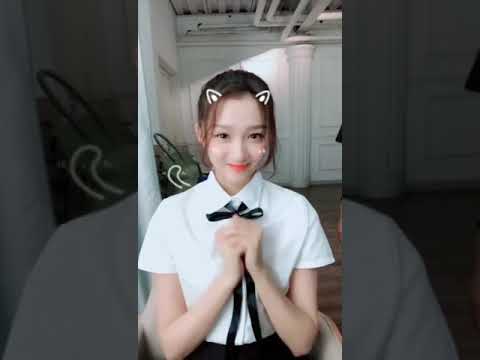 关晓彤和冯提莫卖萌《学猫叫》，网红和明星差距在哪里？