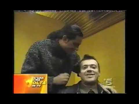 Max Pezzali, Fiorello, Amadeus, Luca Laurenti cantano Hanno ucciso l'Uomo Ragno (1994)