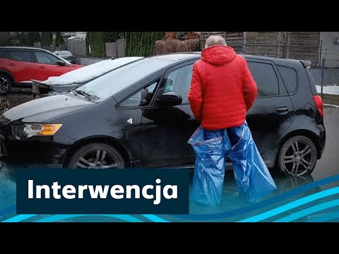 Po deszczu osiedle zamienia się w staw. Dzieci wyjmują pontony