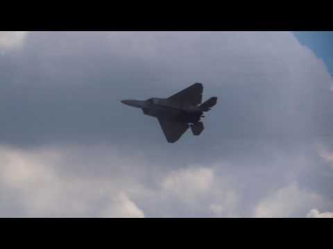 F-22 Does A Sharp Turn During A High Speed Pass! (Andrews Airshow 2017)
