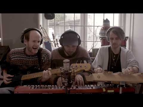 Den svenska björnstammen spelar - Upp