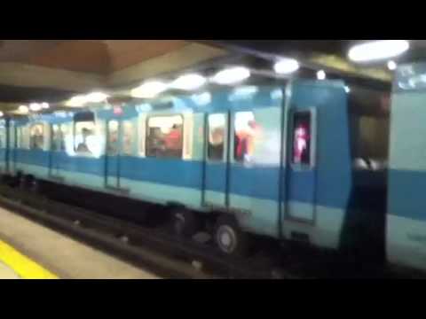 "Hinchas coló colo saltando vagón metro de Santiago Chile Al" Barra: Garra Blanca • Club: Colo-Colo