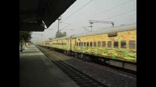 preview picture of video 'BANG ON TIME HWH NDLS DURONTO BLAST AT 110KMPH'