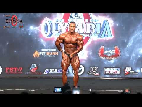 Chris Bumstead  posing 2022 Mr Olympia Classic Physique