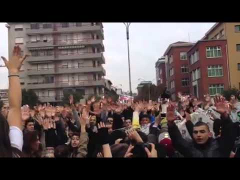 Cori e slogan alla manifestazione degli studenti
