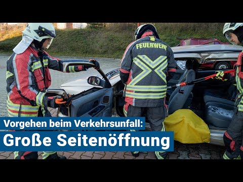Große Seitenöffnung an Unfallfahrzeug schaffen