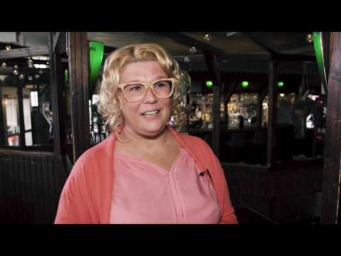 Riikka on asiakaspalvelijana Nollakakkosessa.