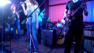 Edie Brickell and New Bohemians  &quot;beat the time&quot;