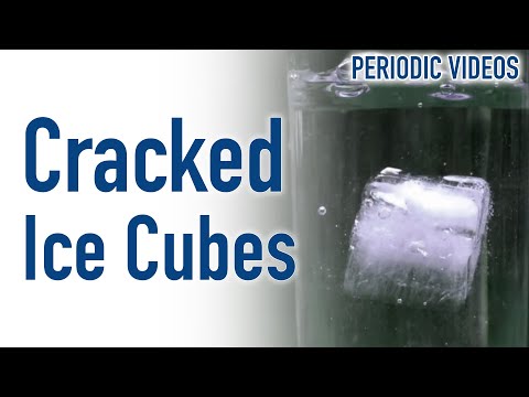 為什麼飲料中的冰塊會裂開？（慢動作） (Why do ice cubes crack in drinks? (SLOW MOTION))
