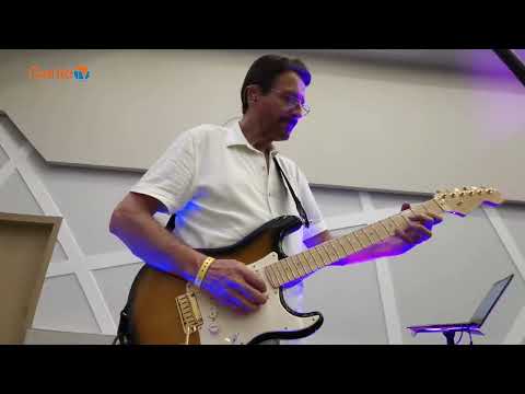 Guitarrista & produtor NELSON CAMARA tocando um fadinho popular português