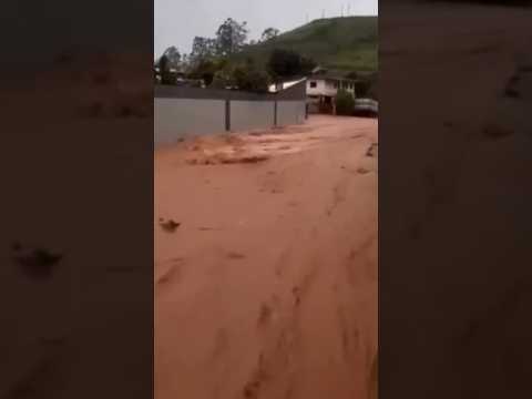 Forte chuva provoca alagamentos e transtornos em Guaçuí-ES #youtubeshorts #chuvas #noticiasbrasil