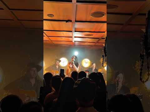 Last night, Noah Cyrus took the stage to perform “Light Over the Hill”.